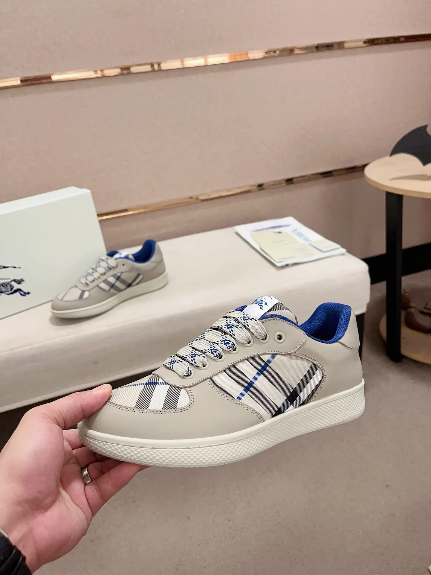 Men's shoes💰: 620💰Top version🥳◾️▫️The new Burberry men's classic low-top sneakers are reinterpreted with Vintage retro plaid cotton material and calfskin, decorated with a new brand logo. First-layer cowhide lining, embossed Burberry logo on the heel, and original TPU outsole! Code number: 38-45. Women's sizes and 46 can be customized.